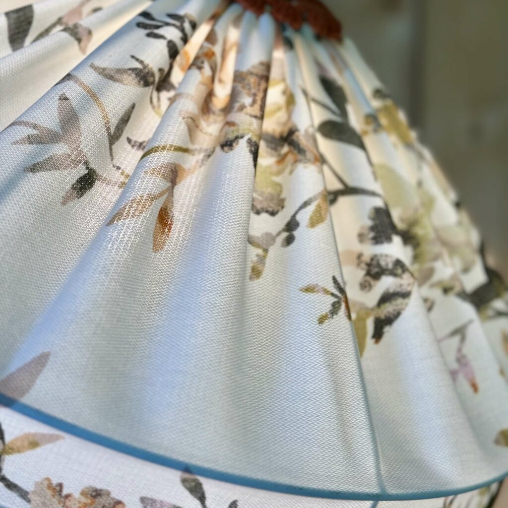 Détail couture sur luminaire plissé cousu mains – Atelier Tissu & Lumière