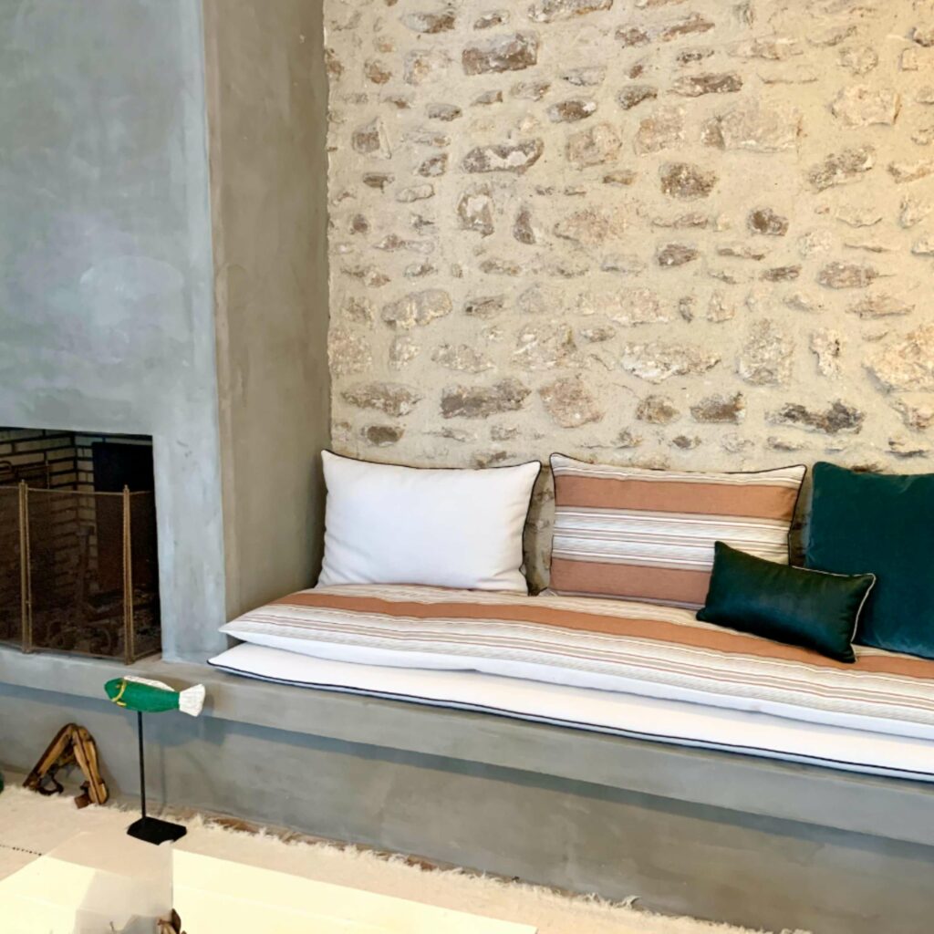 banquette à côté de la cheminée avec double matelas mousse et plumes – Atelier Tissu & Lumière, Fontainebleau