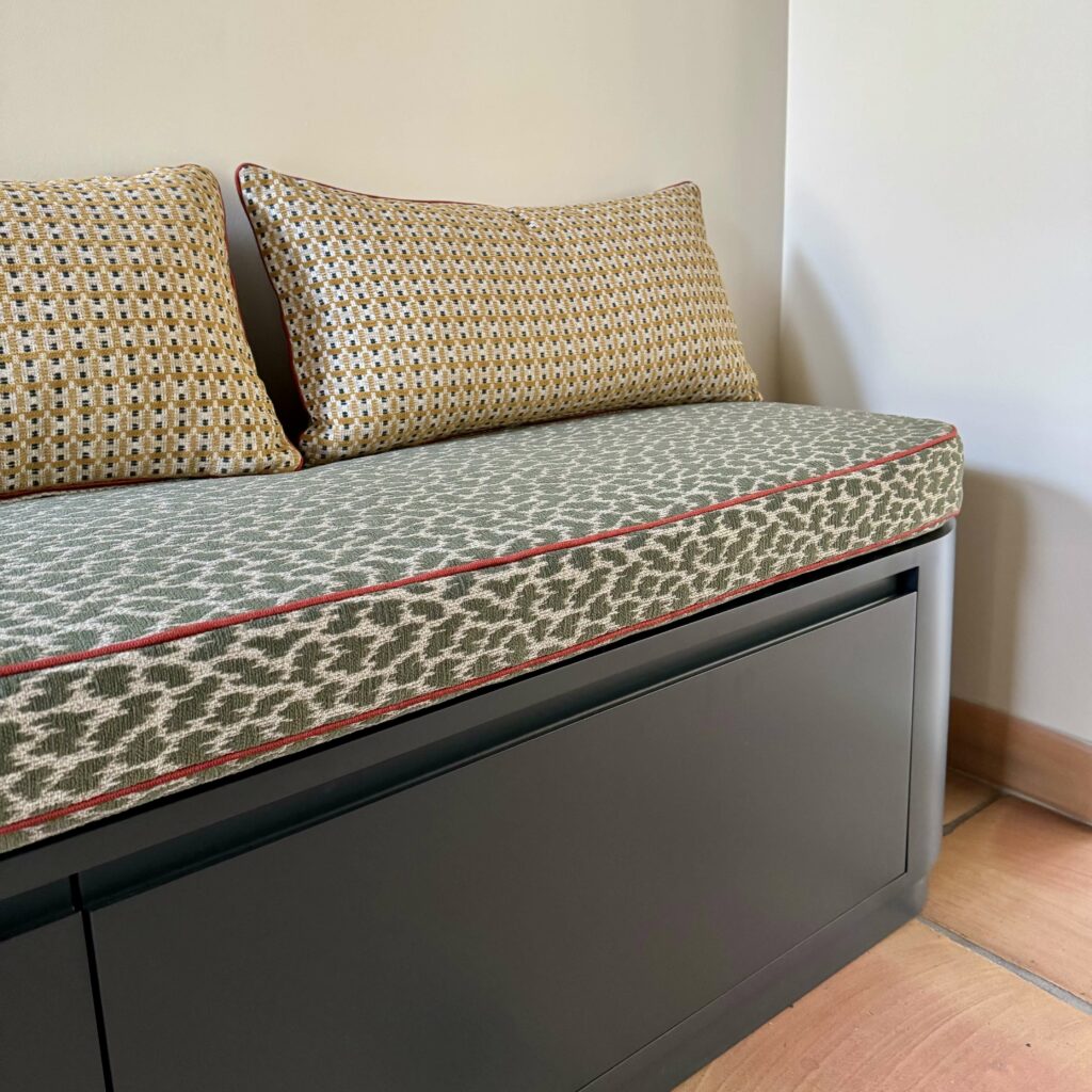 Banquette sur mesure en mousse avec housse en fibres recyclées – Atelier Tissu & Lumière, Fontainebleau