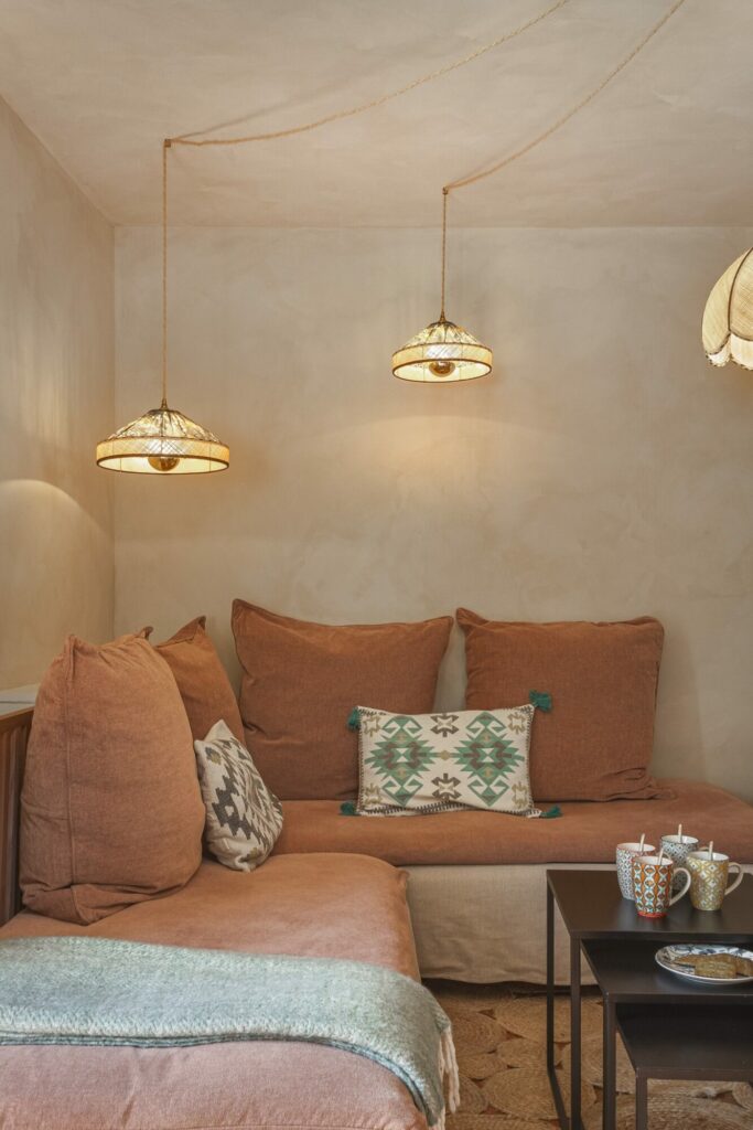 Conception intérieur chaleureux avec suspensions et banquettes sur mesure – Atelier Tissu & Lumière