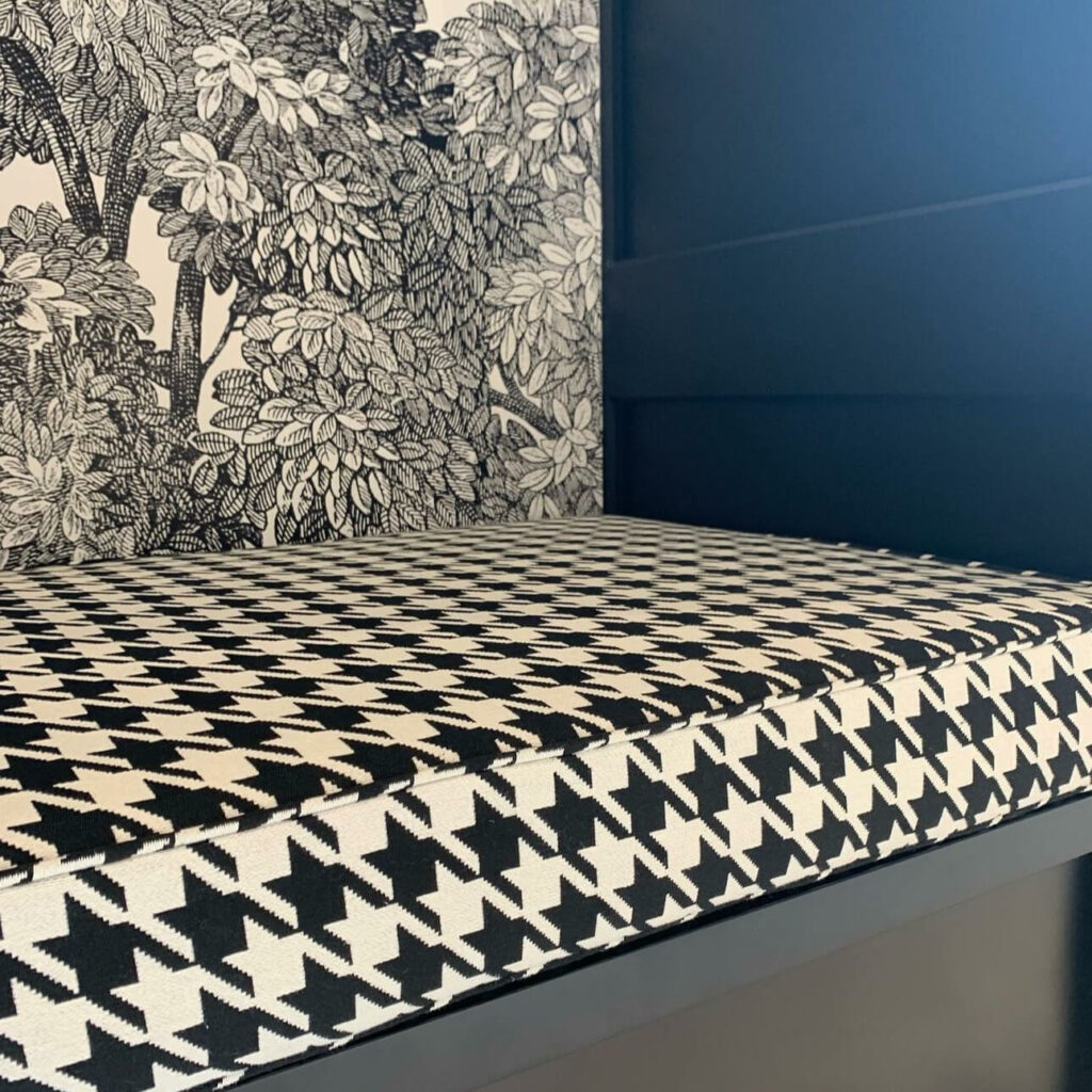 banquette en mousse et housse en pied de coq – Atelier Tissu & Lumière, Fontainebleau