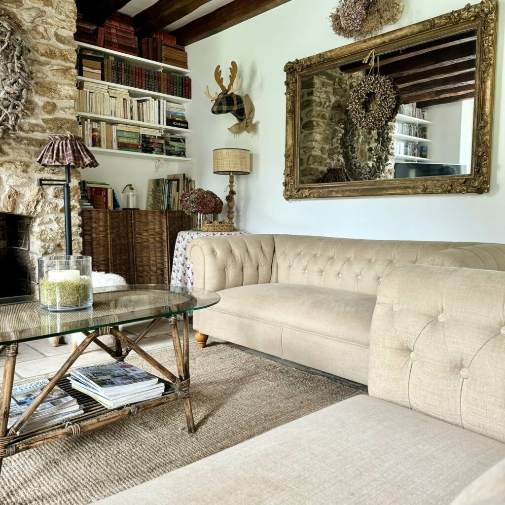 Réfection canapés type Chesterfield en lin beige – Atelier Tissu & Lumière