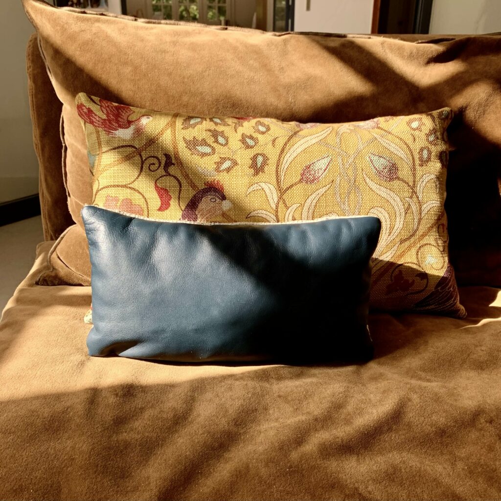 Coussins issus de matières ressourcées en cuir bleu, lin et imprimé oiseaux – Atelier Tissu & Lumière, Fontainebleau