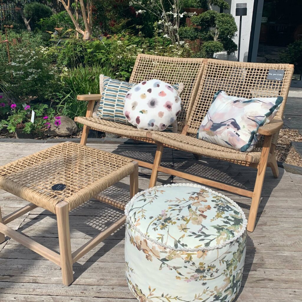 Coussin et pouf d'extérieur en tissu spécial outdoor – Atelier Tissu & Lumière, Fontainebleau