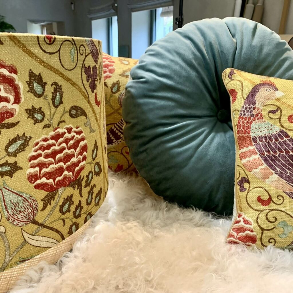 Ensemble abat-jour et coussins pour une décoration soignée -Atelier Tissu & Lumière