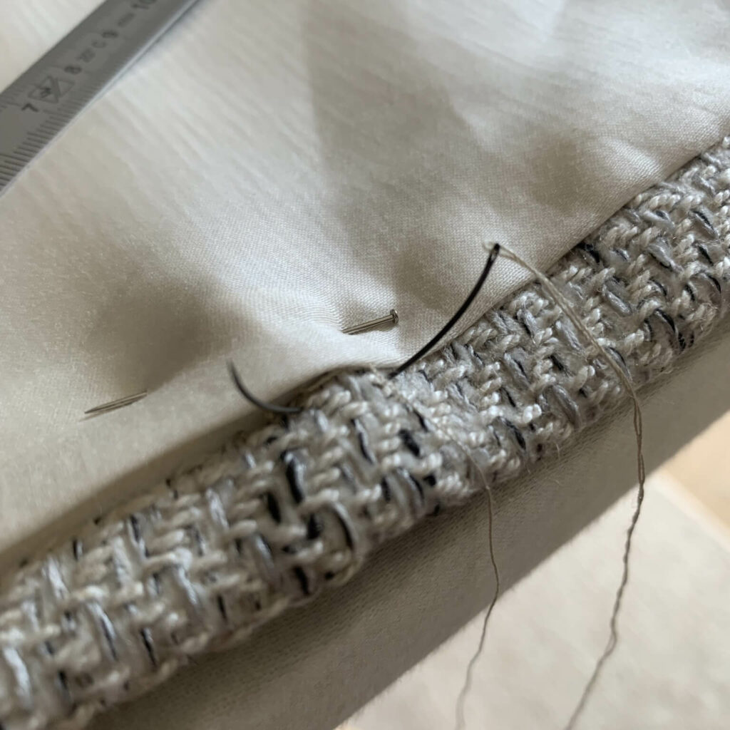 Détail couture et finitions textiles – Atelier Tissu & Lumière