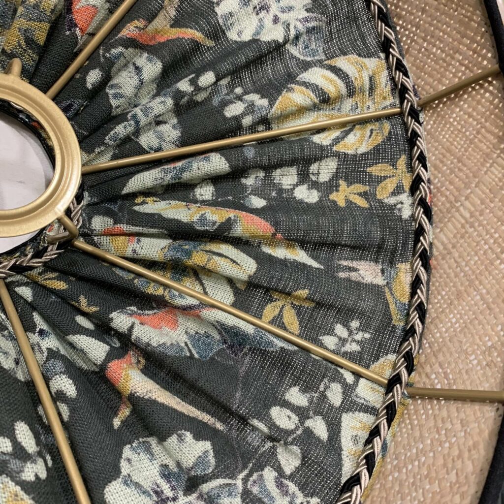 Détail d'un abat-jour en tissu lin plissé et fibre végétale – Atelier Tissu & Lumière, Fontainebleau