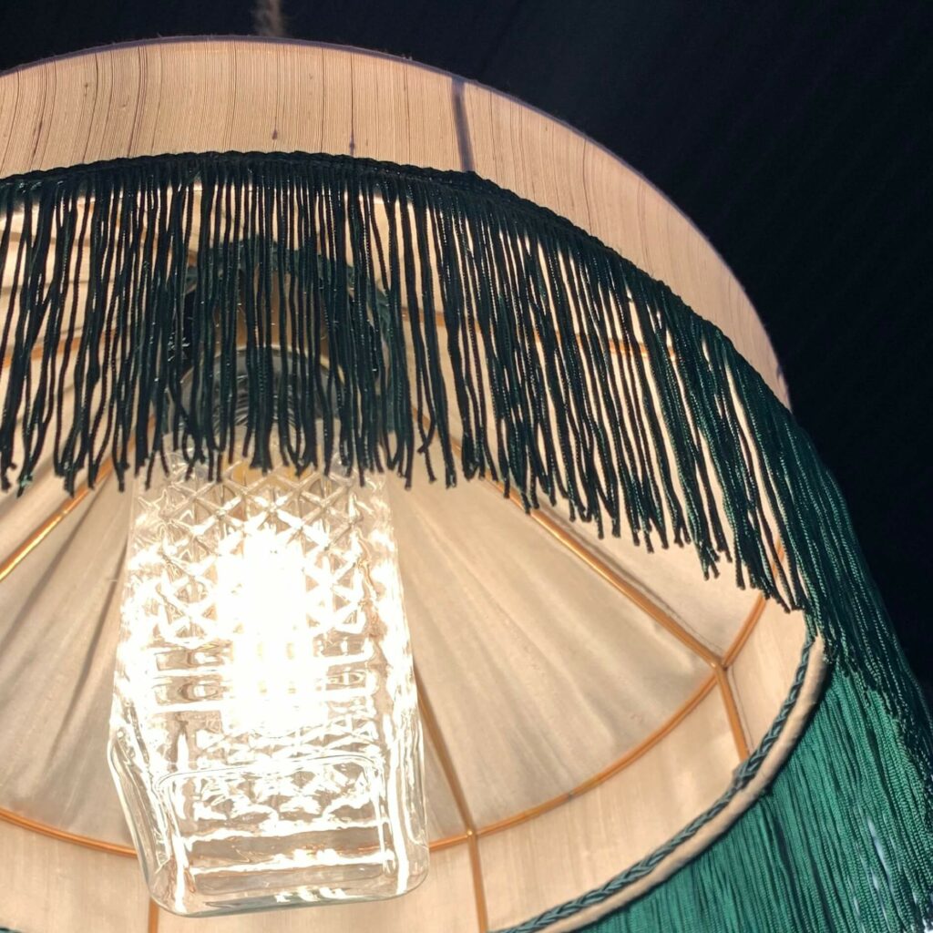 Luminaire suspension en soie et frange, détail ampoule décorative – Atelier Tissu & Lumière, Fontainebleau