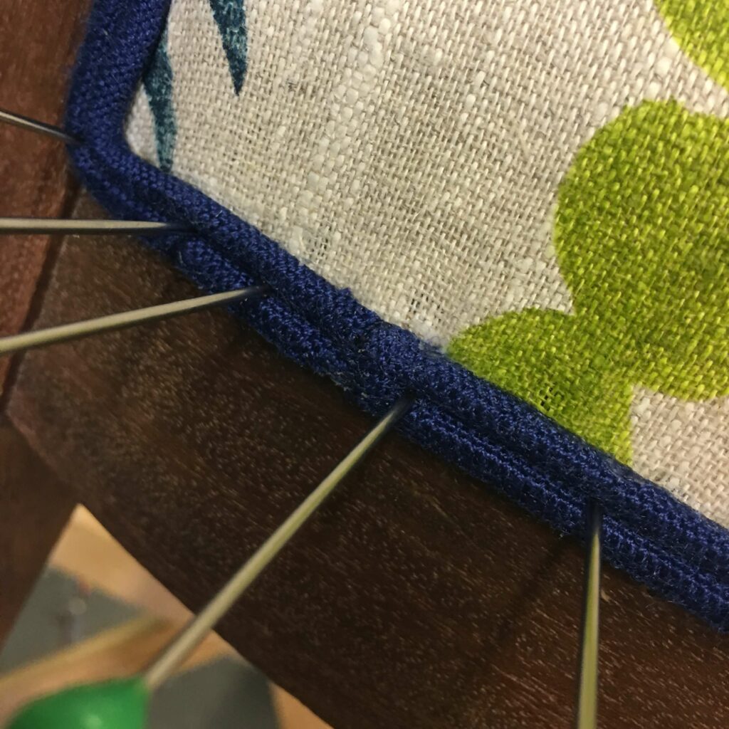 Détail finition siège – Atelier Tissu & Lumière