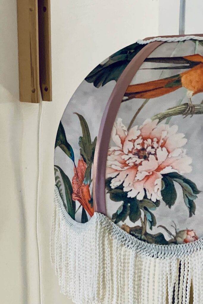Luminaire type baladeuse en tissu imprimé et franges – Atelier Tissu & Lumière, Fontainebleau