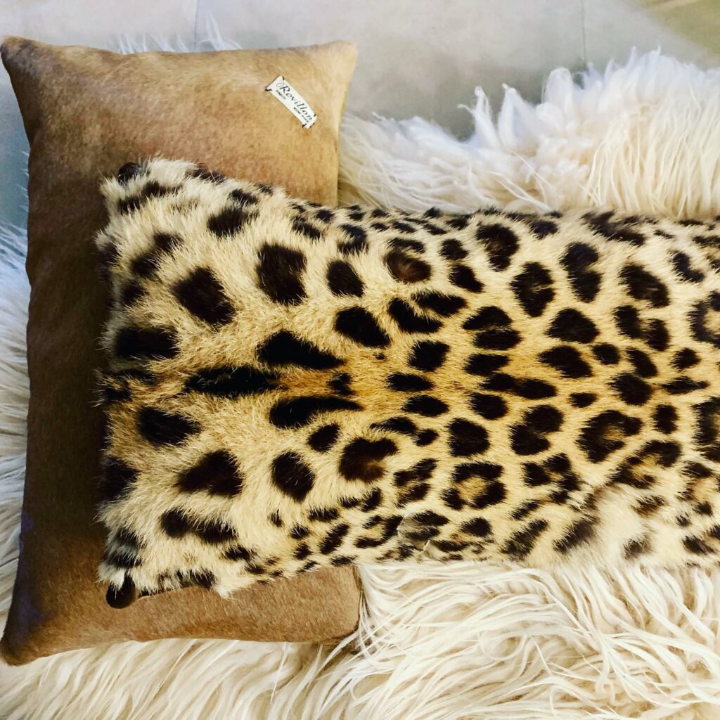réfection coussins anciens en fourrure léopart et peau - – Atelier Tissu & Lumière, Fontainebleau