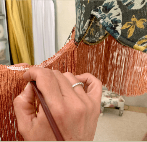 Gestes d’atelier – mains en action sur un textile