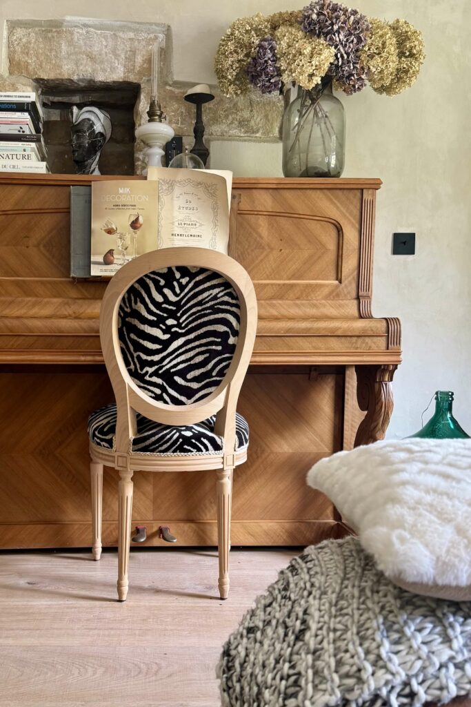 Chaise médaillon en mousse tissu velours imprimé animal – Atelier Tissu & Lumière, Fontainebleau