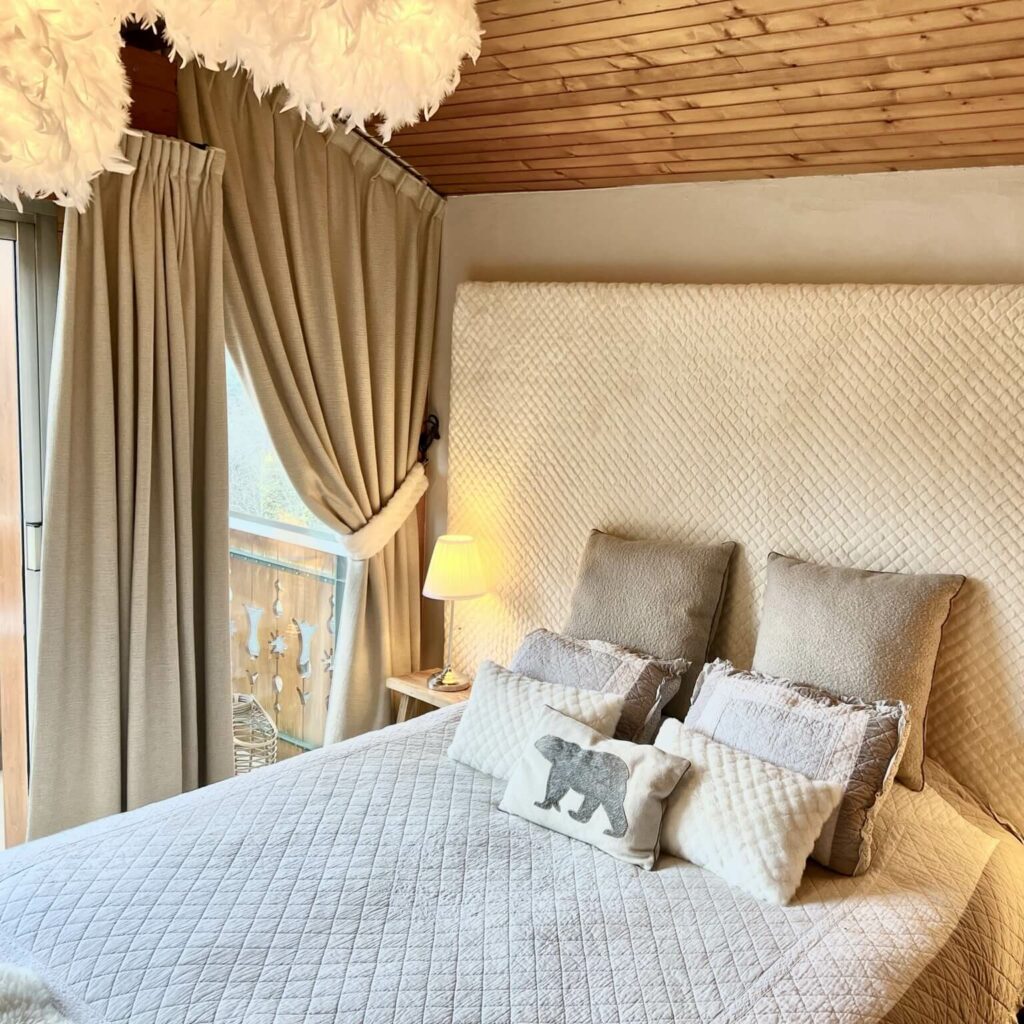 Double rideaux, tête de lit et coussins pour chambre cocon – Atelier Tissu & Lumière