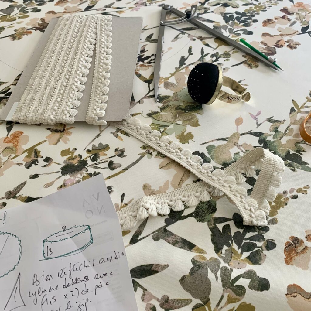 Coulisses de l’atelier textile et lumière, confection artisanale sur mesure